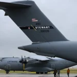 Γερμανικό μεταγωγικό A400M της Luftwaffe κινείται στον διάδρομο πίσω από την ουρά αμερικανικού C-17 στην αεροπορική βάση Βούνστορφ