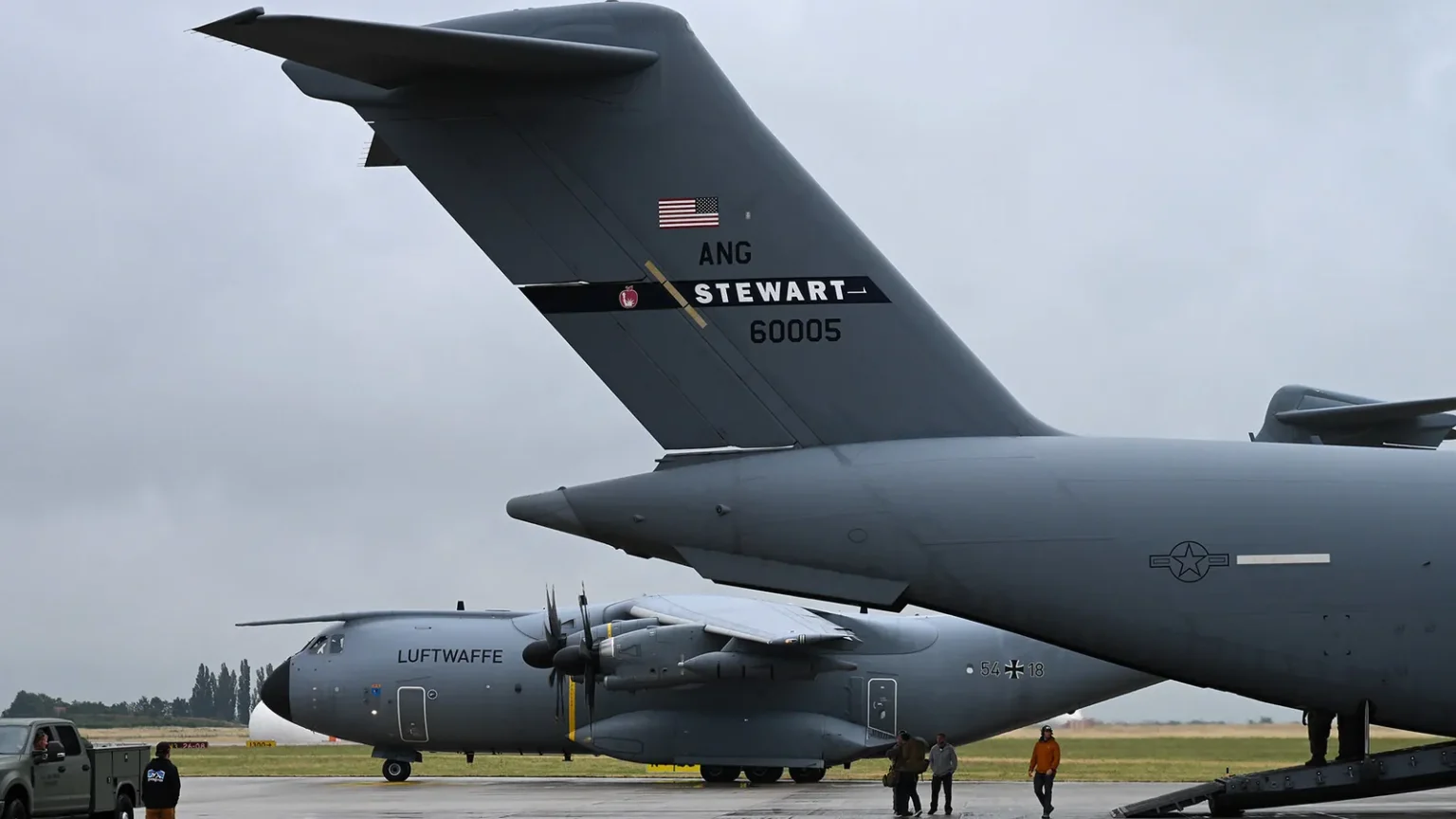 Γερμανικό μεταγωγικό A400M της Luftwaffe κινείται στον διάδρομο πίσω από την ουρά αμερικανικού C-17 στην αεροπορική βάση Βούνστορφ