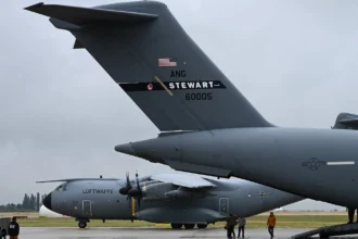 Γερμανικό μεταγωγικό A400M της Luftwaffe κινείται στον διάδρομο πίσω από την ουρά αμερικανικού C-17 στην αεροπορική βάση Βούνστορφ