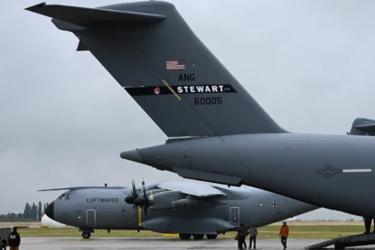 Γερμανικό μεταγωγικό A400M της Luftwaffe κινείται στον διάδρομο πίσω από την ουρά αμερικανικού C-17 στην αεροπορική βάση Βούνστορφ