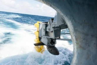 Σύστημα σόναρ CAPTAS-4 στην πρύμνη γαλλικής φρεγάτας FREMM