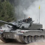 Βρετανικό άρμα μάχης Challenger 3 κινείται σε αμμώδες πεδίο σηκώνοντας σκόνη, με μέλος του πληρώματος στον πύργο