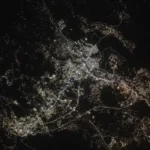Νυχτερινή δορυφορική λήψη με τα φώτα δύο πόλεων στα βουνά της νοτιοδυτικής Σαουδικής Αραβίας