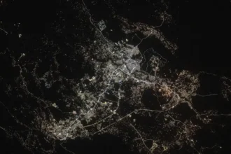 Νυχτερινή δορυφορική λήψη με τα φώτα δύο πόλεων στα βουνά της νοτιοδυτικής Σαουδικής Αραβίας