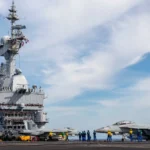 Αμερικανικά μαχητικά F/A-18 Super Hornet κινούνται στο κατάστρωμα του γαλλικού αεροπλανοφόρου Charles de Gaulle δίπλα στο υπερκατασκεύασμα