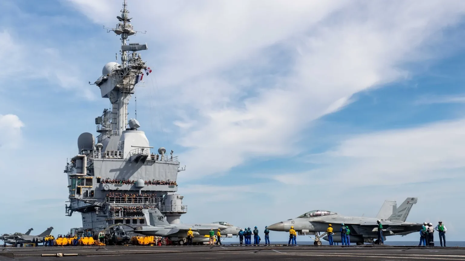 Αμερικανικά μαχητικά F/A-18 Super Hornet κινούνται στο κατάστρωμα του γαλλικού αεροπλανοφόρου Charles de Gaulle δίπλα στο υπερκατασκεύασμα