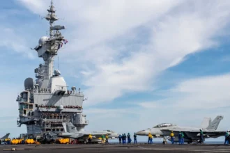 Αμερικανικά μαχητικά F/A-18 Super Hornet κινούνται στο κατάστρωμα του γαλλικού αεροπλανοφόρου Charles de Gaulle δίπλα στο υπερκατασκεύασμα