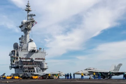 Αμερικανικά μαχητικά F/A-18 Super Hornet κινούνται στο κατάστρωμα του γαλλικού αεροπλανοφόρου Charles de Gaulle δίπλα στο υπερκατασκεύασμα