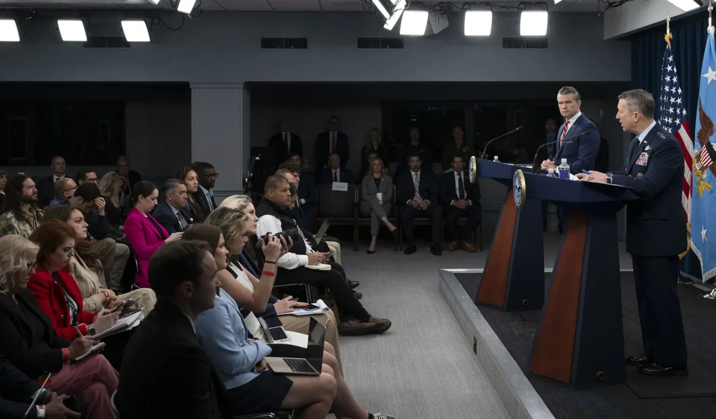 Ο υπουργός Πολέμου Πιτ Χέγκσεθ και ο Πρόεδρος του Μικτού Επιτελείου στρατηγός Νταν Κέιν σε βήματα ομιλίας μπροστά σε δημοσιογράφους στην αίθουσα ενημερώσεων του Πενταγώνου