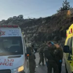 Ασθενοφόρα του Μάγκεν Νταβίντ Αντόμ και στρατιώτες στο σημείο της επίθεσης