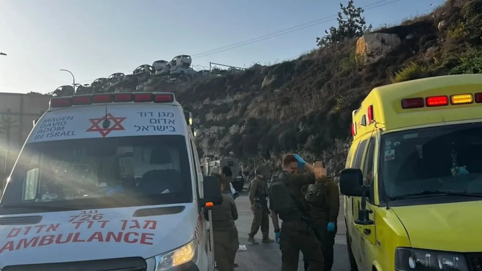 Ασθενοφόρα του Μάγκεν Νταβίντ Αντόμ και στρατιώτες στο σημείο της επίθεσης