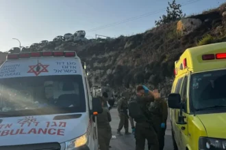 Ασθενοφόρα του Μάγκεν Νταβίντ Αντόμ και στρατιώτες στο σημείο της επίθεσης