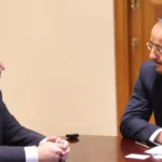 Ο Νίκος Χριστοδουλίδης σε συνάντηση στο Προεδρικό Μέγαρο, καθισμένος σε ξύλινο τραπέζι