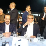 Ο Νίκος Χριστοδουλίδης και ο Τουφάν Έρχιουρμαν κάθονται στο ίδιο τραπέζι σε υπαίθρια εκδήλωση με άλλους καλεσμένους