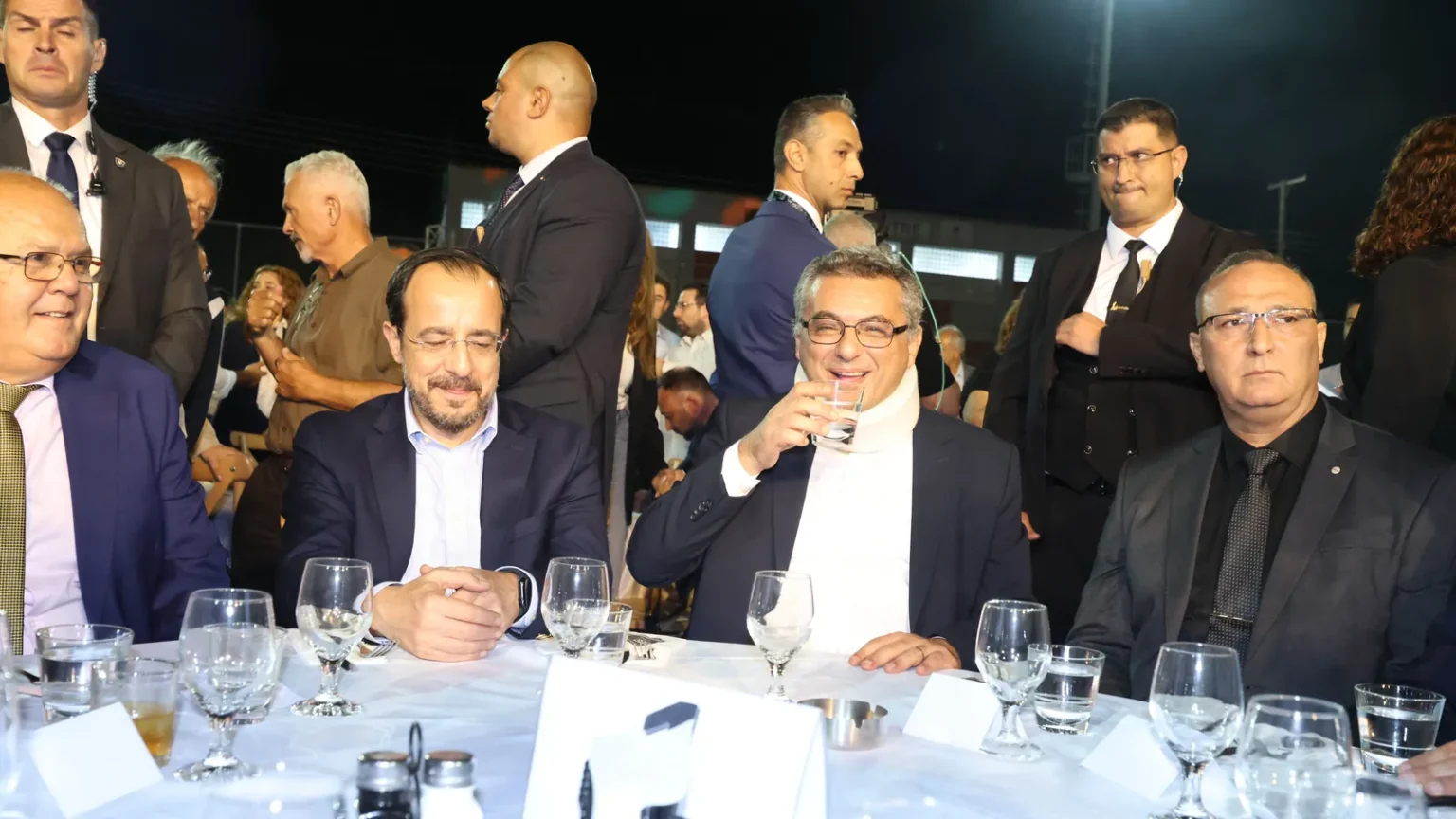 Ο Νίκος Χριστοδουλίδης και ο Τουφάν Έρχιουρμαν κάθονται στο ίδιο τραπέζι σε υπαίθρια εκδήλωση με άλλους καλεσμένους