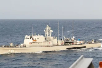 Το λευκό περιπολικό ανοικτής θαλάσσης P61 της Εθνικής Φρουράς εν πλω ανοιχτά της Λεμεσού