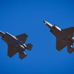 Δύο μαχητικά F-35 σε πτήση με μπλε ουρανό