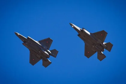 Δύο μαχητικά F-35 σε πτήση με μπλε ουρανό