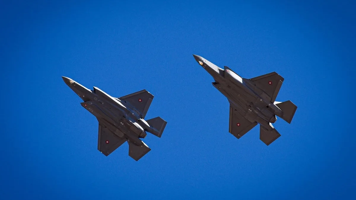 Δύο μαχητικά F-35 σε πτήση με μπλε ουρανό
