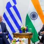 Ο Νίκος Δένδιας και ο Σουμπραμανιάμ Τζαϊσανκάρ συνομιλούν μπροστά στις σημαίες Ελλάδας και Ινδίας