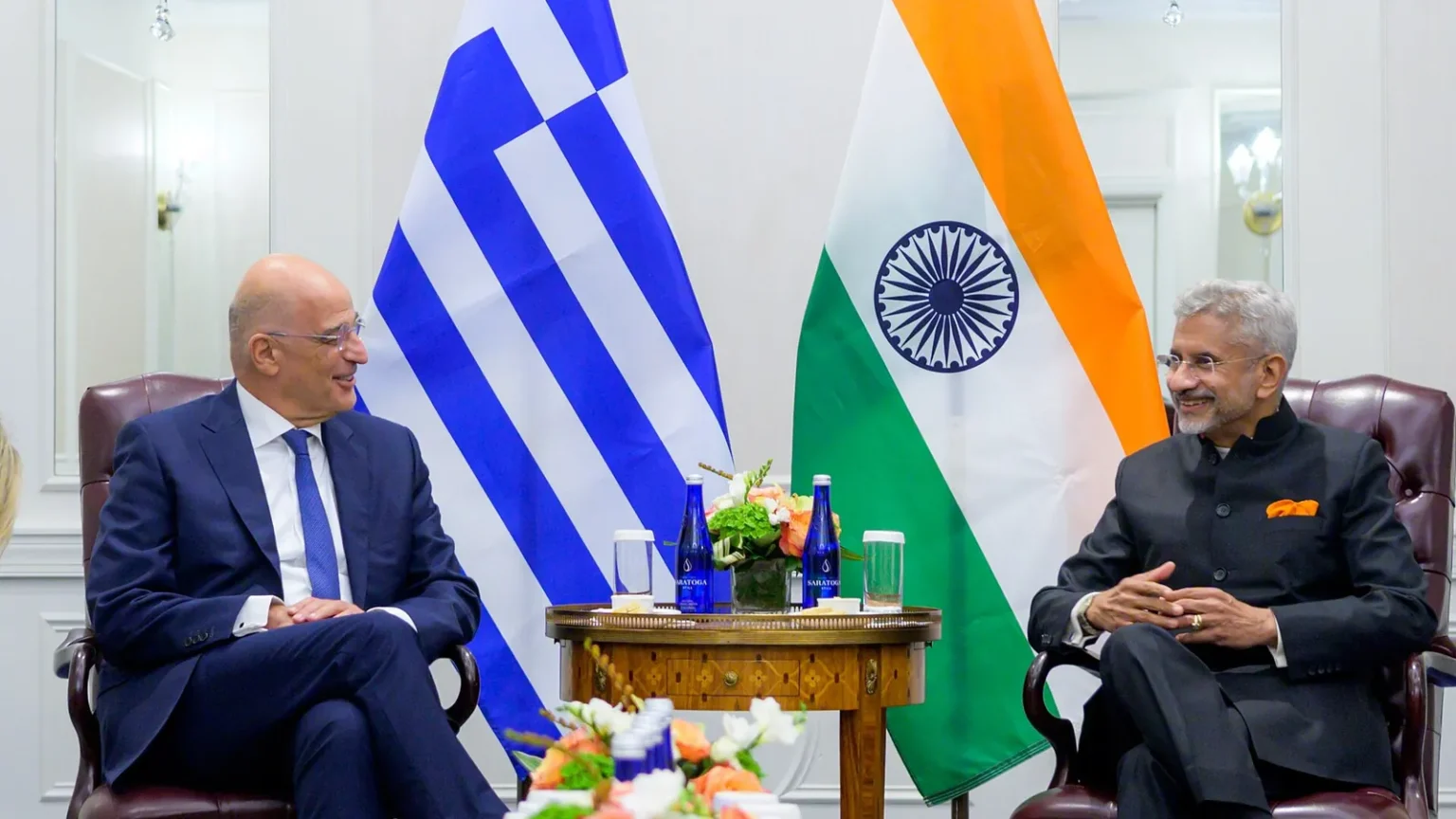 Ο Νίκος Δένδιας και ο Σουμπραμανιάμ Τζαϊσανκάρ συνομιλούν μπροστά στις σημαίες Ελλάδας και Ινδίας
