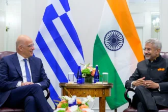 Ο Νίκος Δένδιας και ο Σουμπραμανιάμ Τζαϊσανκάρ συνομιλούν μπροστά στις σημαίες Ελλάδας και Ινδίας