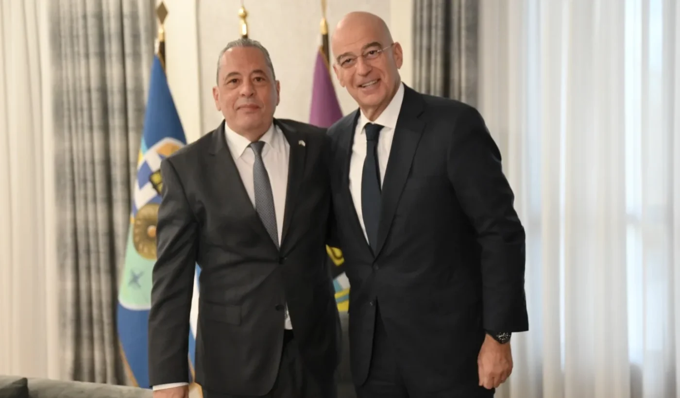 Ο υπουργός Εθνικής Άμυνας Νίκος Δένδιας και ο υπουργός Άμυνας της Κύπρου Βασίλης Πάλμας ποζάρουν μπροστά σε σημαίες