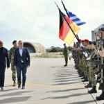 Ο Νίκος Δένδιας και ο Μπόρις Πιστόριους περπατούν δίπλα σε τιμητικό άγημα με τις σημαίες Ελλάδας και Γερμανίας σε αεροδρόμιο