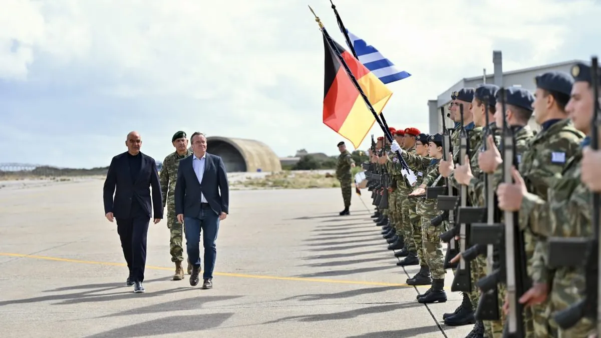 Ο Νίκος Δένδιας και ο Μπόρις Πιστόριους περπατούν δίπλα σε τιμητικό άγημα με τις σημαίες Ελλάδας και Γερμανίας σε αεροδρόμιο