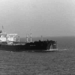 Ασπρόμαυρη φωτογραφία μεγάλου δεξαμενόπλοιου που πλέει σε ανοιχτή θάλασσα