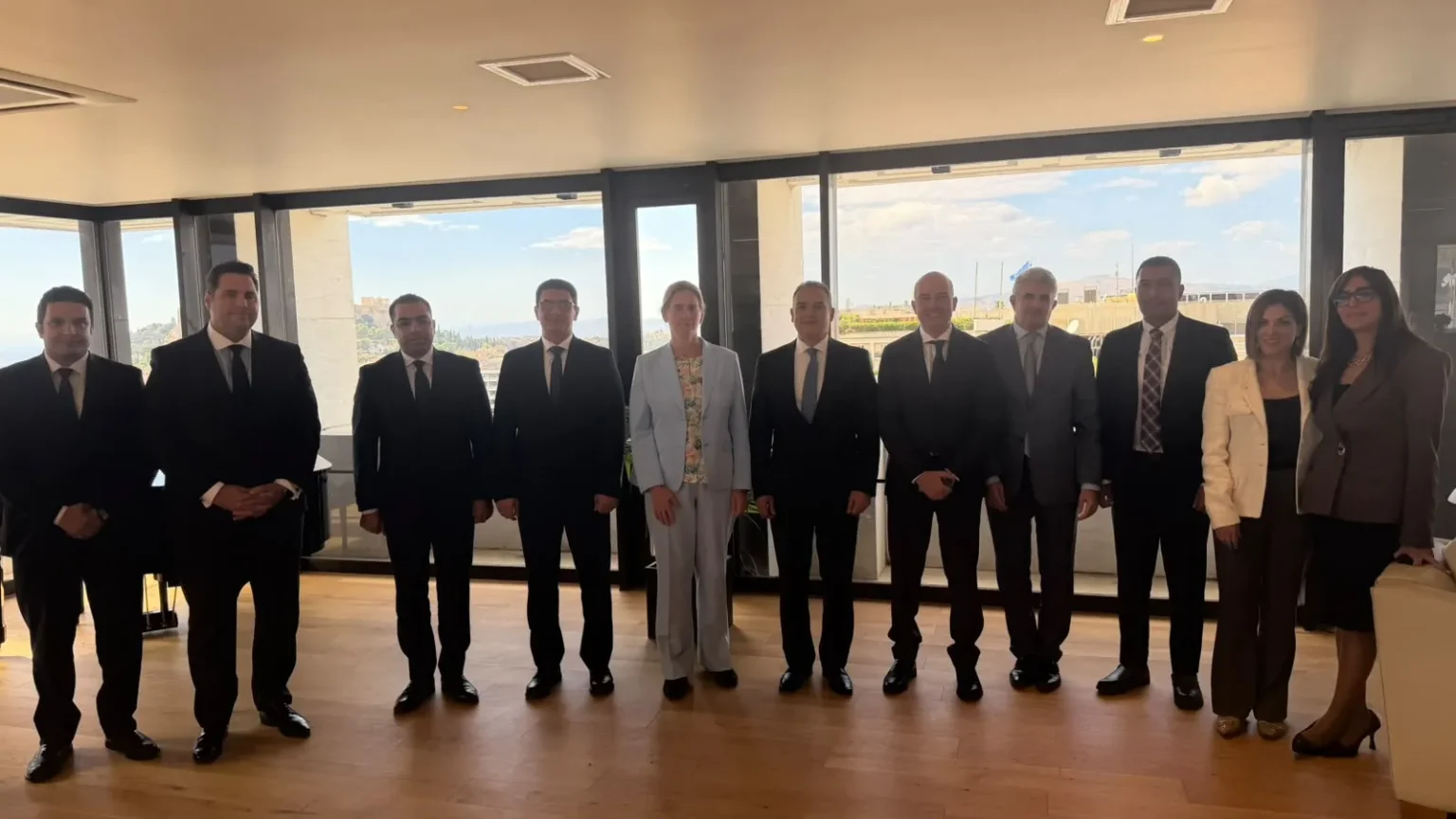 Οι αντιπροσωπείες της Ελλάδας και της Αιγύπτου σε κοινή φωτογραφία στο Υπουργείο Εξωτερικών στην Αθήνα