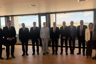 Οι αντιπροσωπείες της Ελλάδας και της Αιγύπτου σε κοινή φωτογραφία στο Υπουργείο Εξωτερικών στην Αθήνα
