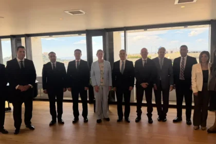 Οι αντιπροσωπείες της Ελλάδας και της Αιγύπτου σε κοινή φωτογραφία στο Υπουργείο Εξωτερικών στην Αθήνα