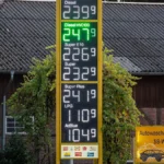 Πινακίδα πρατηρίου με το ντίζελ στα 2,399 ευρώ το λίτρο μπροστά από αγροτικό κτίριο