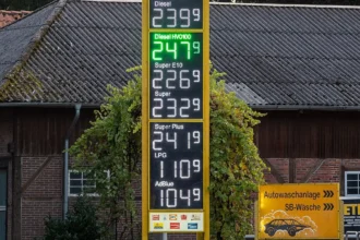 Πινακίδα πρατηρίου με το ντίζελ στα 2,399 ευρώ το λίτρο μπροστά από αγροτικό κτίριο