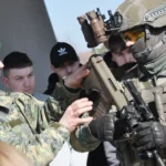 Στρατιώτης με διόπτρες νυχτερινής όρασης NYX της THEON προσαρμοσμένες στο κράνος