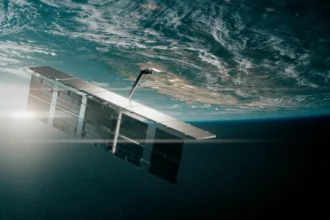 Ψηφιακή απεικόνιση δορυφόρου ραντάρ συνθετικού ανοίγματος της ICEYE σε τροχιά πάνω από τη Γη