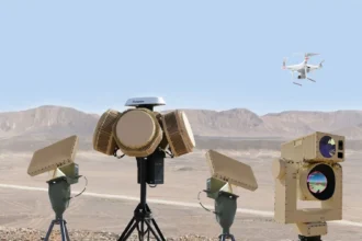Το αντι-drone σύστημα Drone Dome της Rafael με τα ραντάρ, τον ηλεκτροοπτικό αισθητήρα και τον παρεμβολέα του
