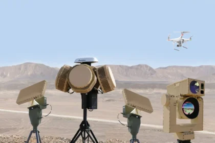 Το αντι-drone σύστημα Drone Dome της Rafael με τα ραντάρ, τον ηλεκτροοπτικό αισθητήρα και τον παρεμβολέα του
