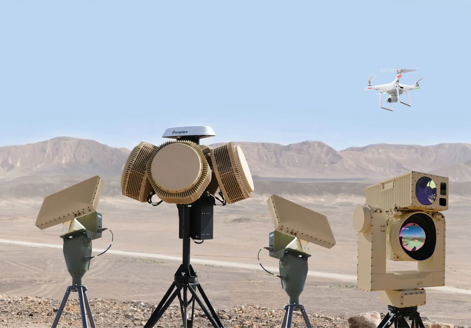 Το αντι-drone σύστημα Drone Dome της Rafael με τα ραντάρ, τον ηλεκτροοπτικό αισθητήρα και τον παρεμβολέα του
