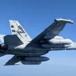 Αμερικανικό EA-18G Growler της μοίρας VX-23 σε πτήση με λοβό παρεμβολών NGJ Mid-Band κάτω από τη δεξιά πτέρυγα