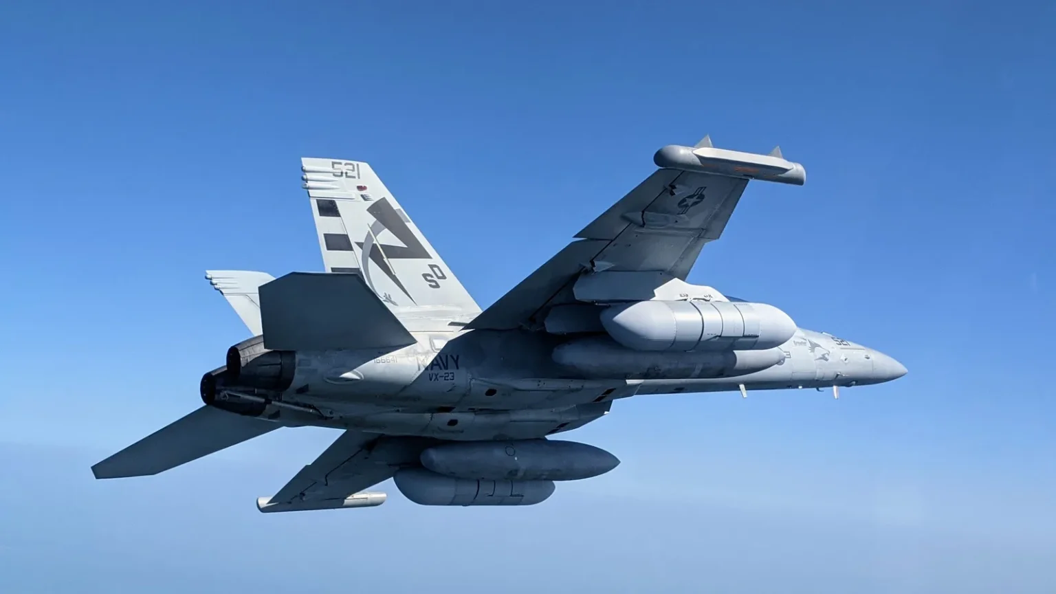 Αμερικανικό EA-18G Growler της μοίρας VX-23 σε πτήση με λοβό παρεμβολών NGJ Mid-Band κάτω από τη δεξιά πτέρυγα
