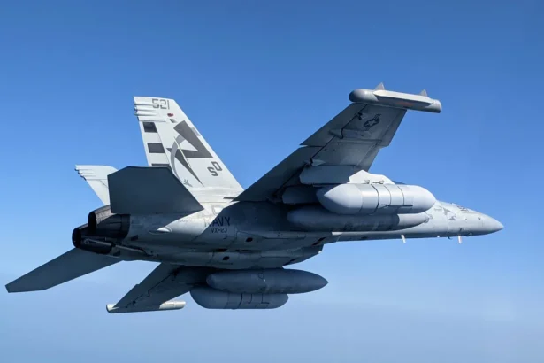 Αμερικανικό EA-18G Growler της μοίρας VX-23 σε πτήση με λοβό παρεμβολών NGJ Mid-Band κάτω από τη δεξιά πτέρυγα