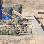 Ελεύθεροι σκοπευτές των Ενόπλων Δυνάμεων σε πρηνή θέση βολής με τυφέκια ελεύθερου σκοπευτή, με παρατηρητές και διόπτρες στο πεδίο βολής