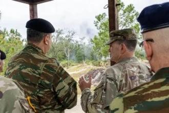 Ο Έλληνας ταξίαρχος Πασχάλης Φιλούσης συνομιλεί με τον διοικητή της Εθνοφρουράς Στρατού της Φλόριντα σε πεδίο εκπαίδευσης του Camp Blanding
