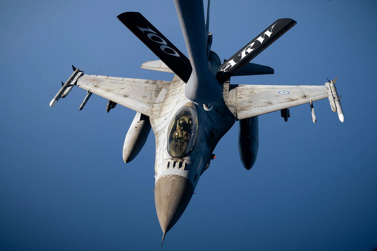 Ελληνικό F-16 ανεφοδιάζεται εν πτήσει από KC-135