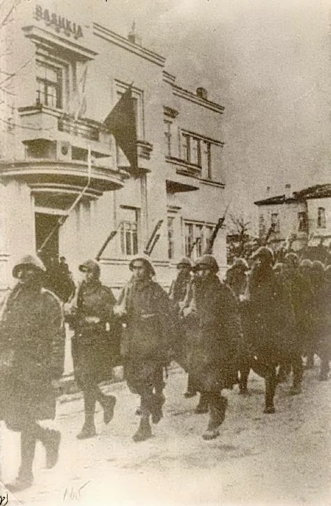 Ελληνικά τμήματα παρελαύνουν στους δρόμους της Κορυτσάς τον Νοέμβριο του 1940