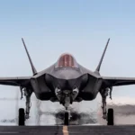 Μαχητικό F-35A Lightning II από μπροστά σε διάδρομο, με ανοιχτά σκέλη προσγείωσης