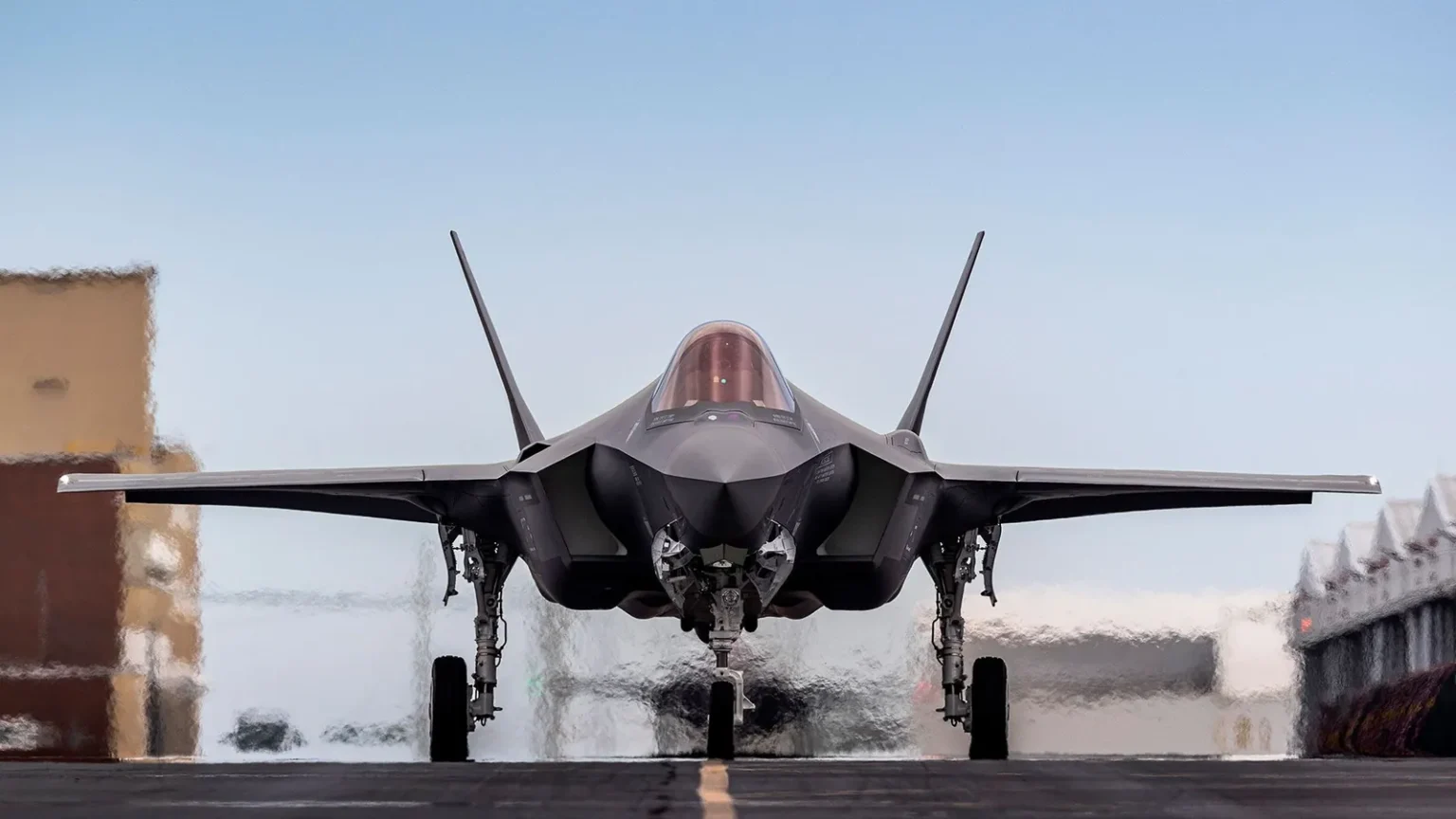 Μαχητικό F-35A Lightning II από μπροστά σε διάδρομο, με ανοιχτά σκέλη προσγείωσης