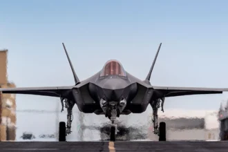 Μαχητικό F-35A Lightning II από μπροστά σε διάδρομο, με ανοιχτά σκέλη προσγείωσης